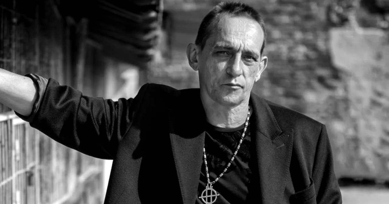 Tajemnicza piosenka o maju, która skrywa niezwykłą historię wykonawcy