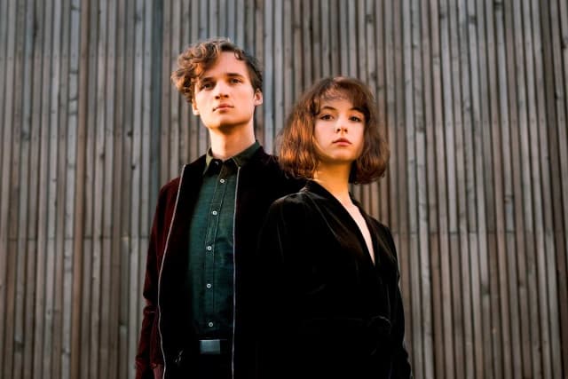 Kto śpiewa Kwiat Jabłoni? Poznaj rodzeństwo za sukcesem zespołu