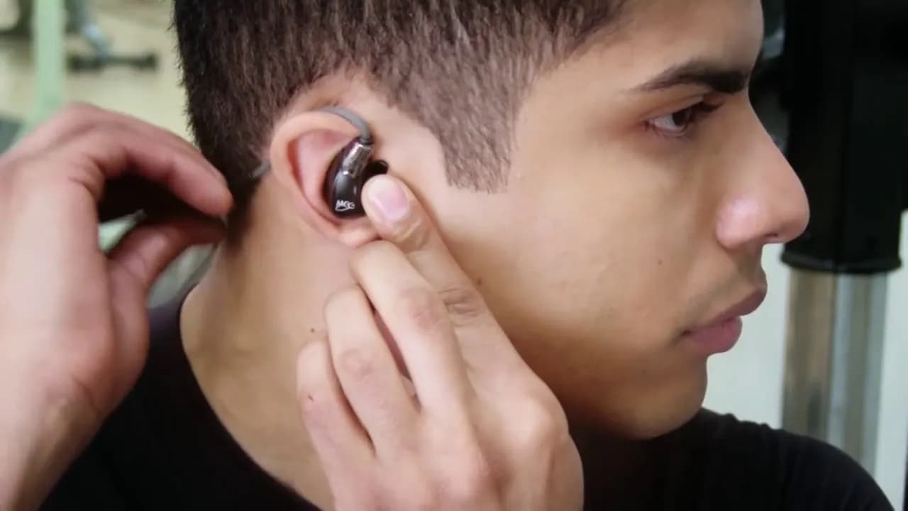 Jak założyć słuchawki bezprzewodowe, aby uniknąć dyskomfortu i cieszyć się najlepszym dźwiękiem