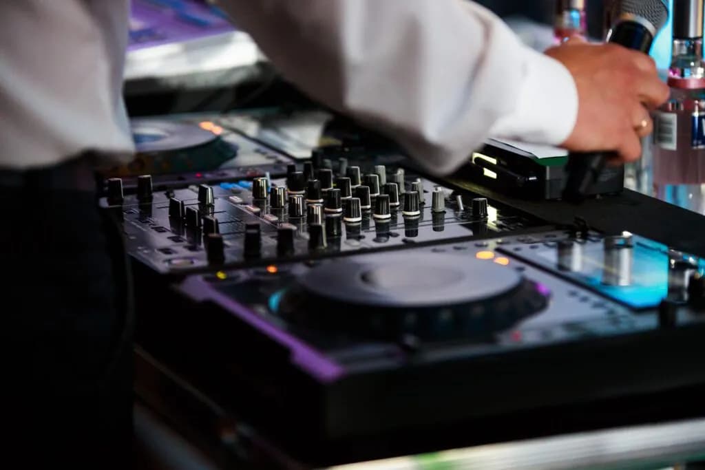 Ile bierze DJ za wesele? Poznaj ukryte koszty i ceny usług