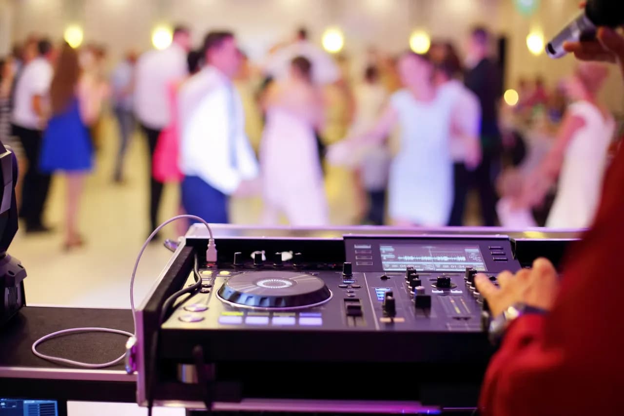 O co pytać DJ weselnego aby uniknąć rozczarowania? Kompletna lista pytań