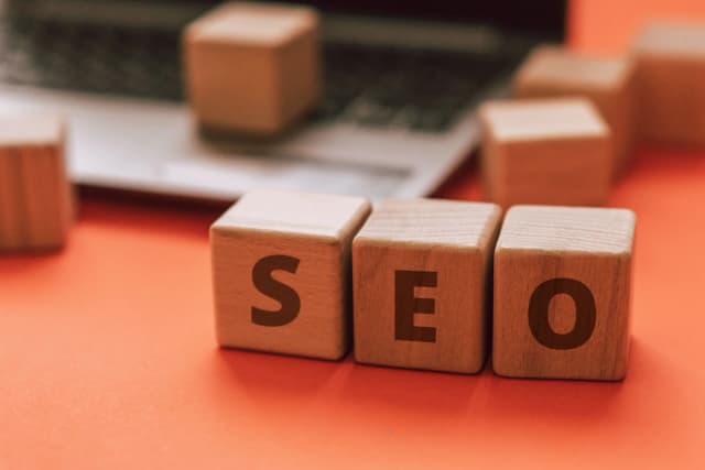 SEO: Skrót od 'Szukam Eksperckich Odpowiedzi'.