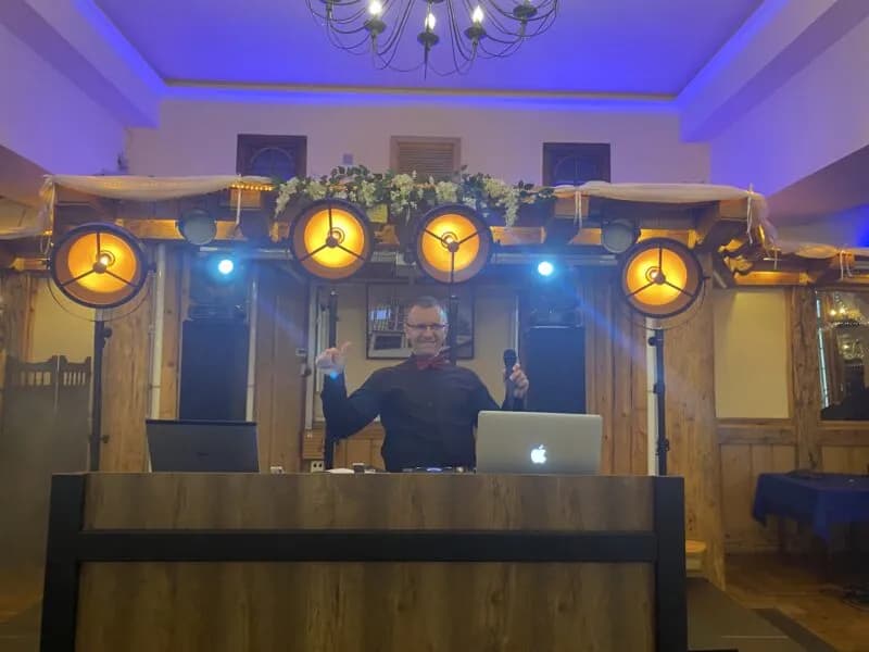 Ile bierze DJ za 18? Sprawdź ceny i uniknij niepotrzebnych kosztów