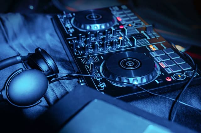 Po co DJ słuchawki - wszystko co musisz wiedzieć o pracy z muzyką