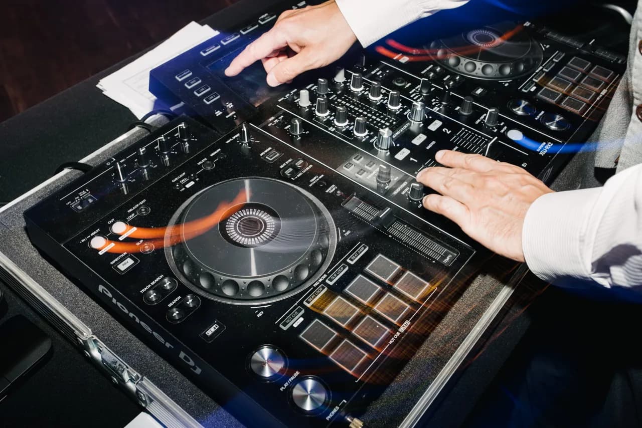 DJ czy orkiestra na wesele - wszystko co musisz wiedzieć przed wyborem