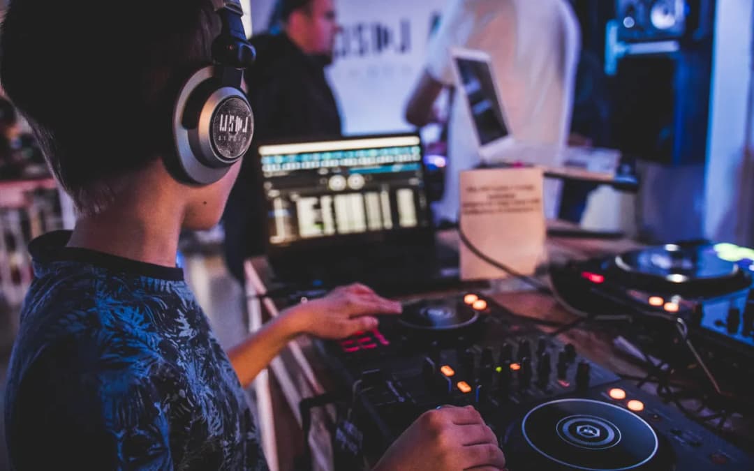 Ile kosztuje kurs dj - realne ceny w Polsce od profesjonalnych szkół