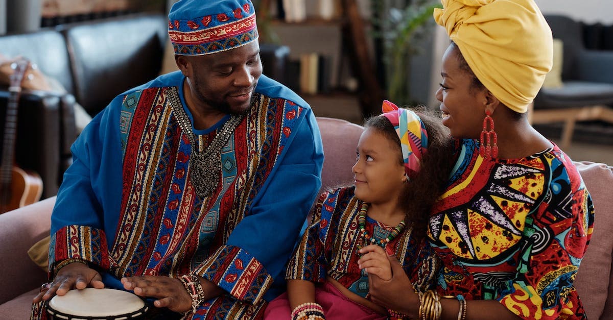 Bęben djembe - historia i nauka gry dla początkujących