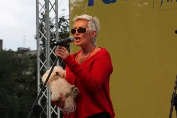 Kto śpiewa oprócz błękitnego nieba? Znani wykonawcy i ich wersje