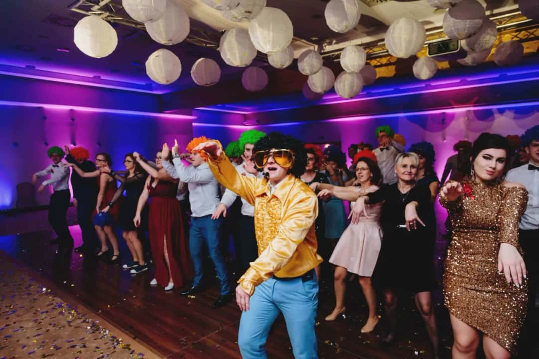 Ile bierze DJ za imprezę? Zaskakujące koszty, które musisz znać