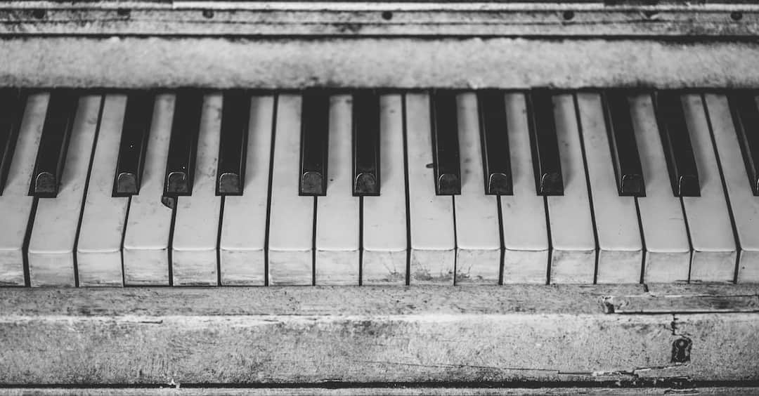 Klawisze, rejestratory i pióra - elementy budowy fortepianu