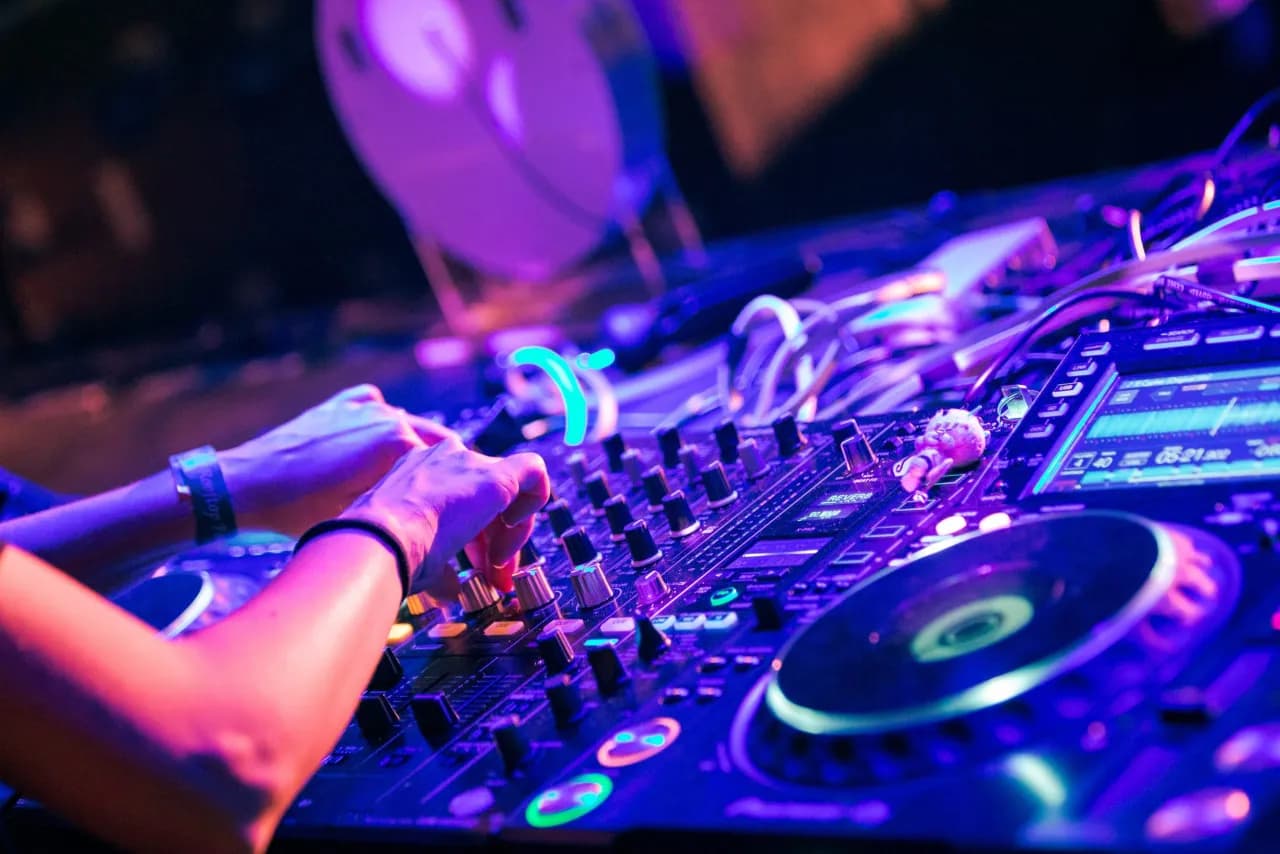 Jakie PKD dla DJ wybrać w 2025? Kompletny poradnik dla muzyków