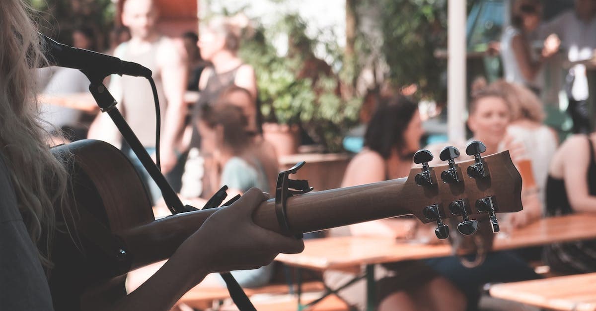 Jak nastroić gitarę w domu - porady dla początkujących i zaawansowanych