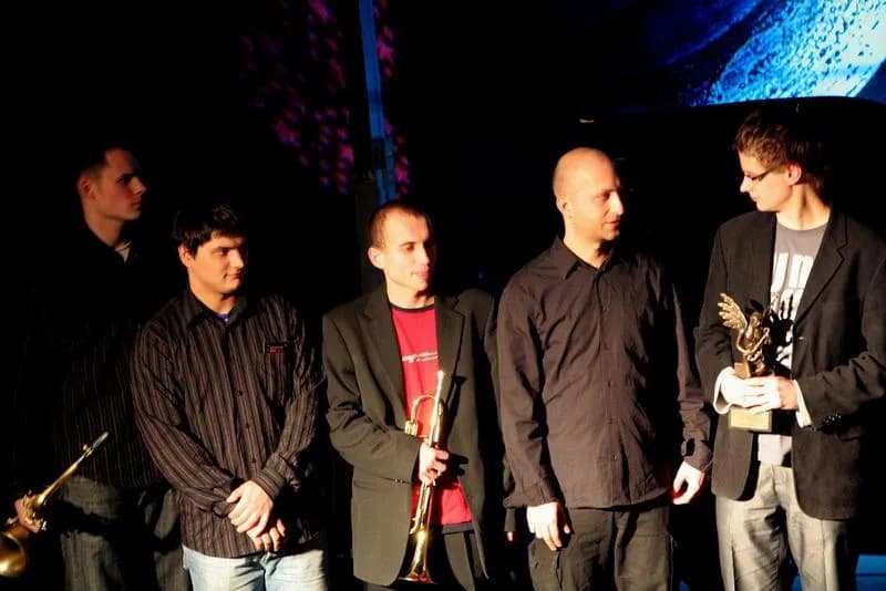 Szukaj mnie - poznaj prawdę o wykonawcy i historii kultowego utworu