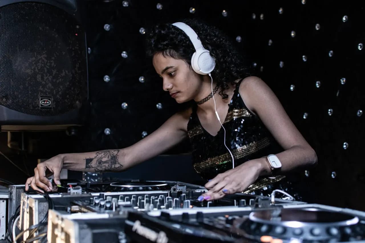 DJ set co to właściwie znaczy? Zobacz podstawy sztuki miksowania muzyki