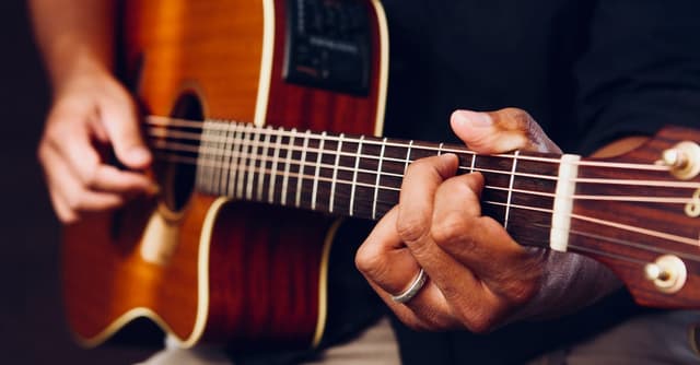 Struny do gitary akustycznej elektroakustycznej - jakie wybrać