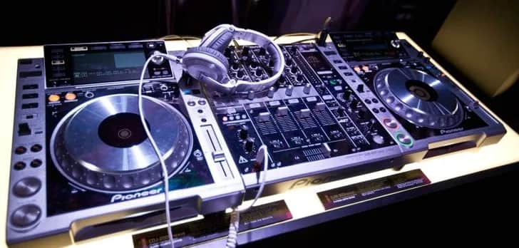 Wybierz najlepszy kontroler DJ na początek - ranking z poradami miksowania