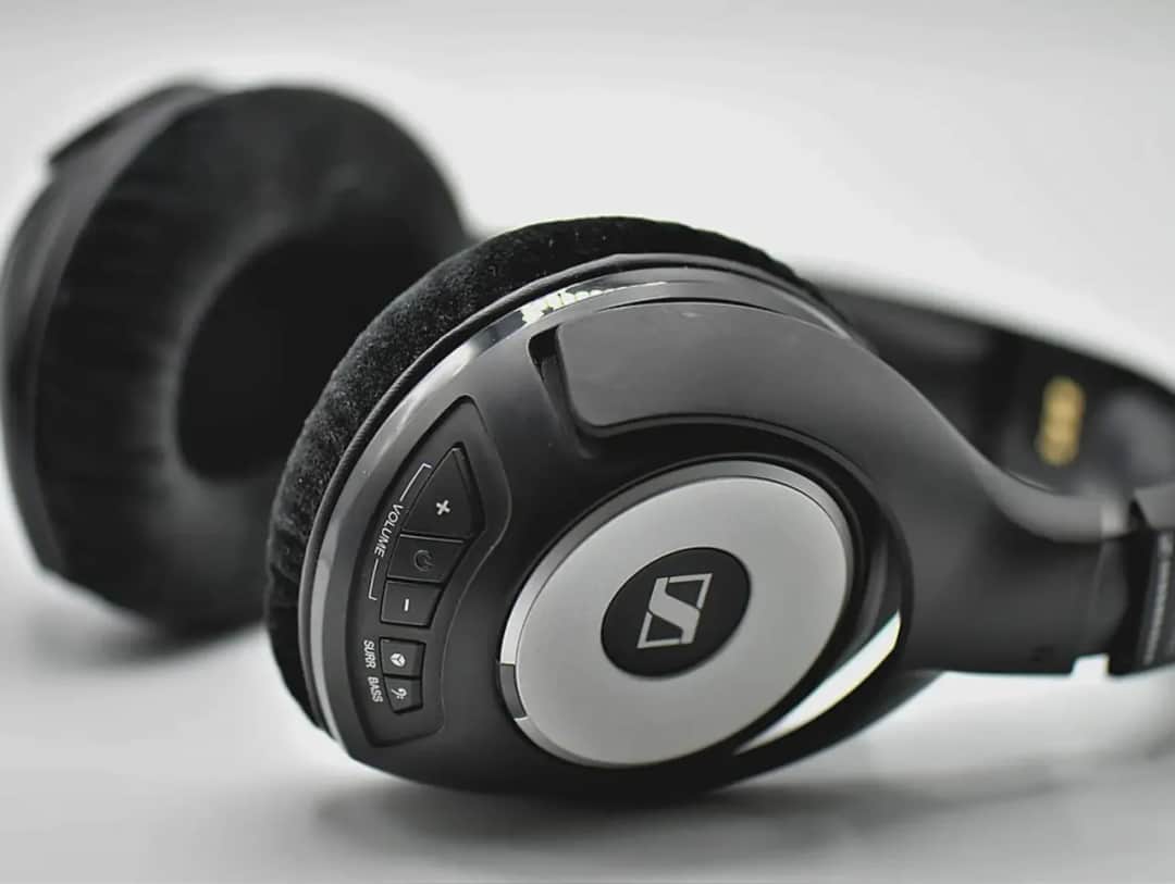Sennheiser – przegląd słuchawek dousznych i nausznych