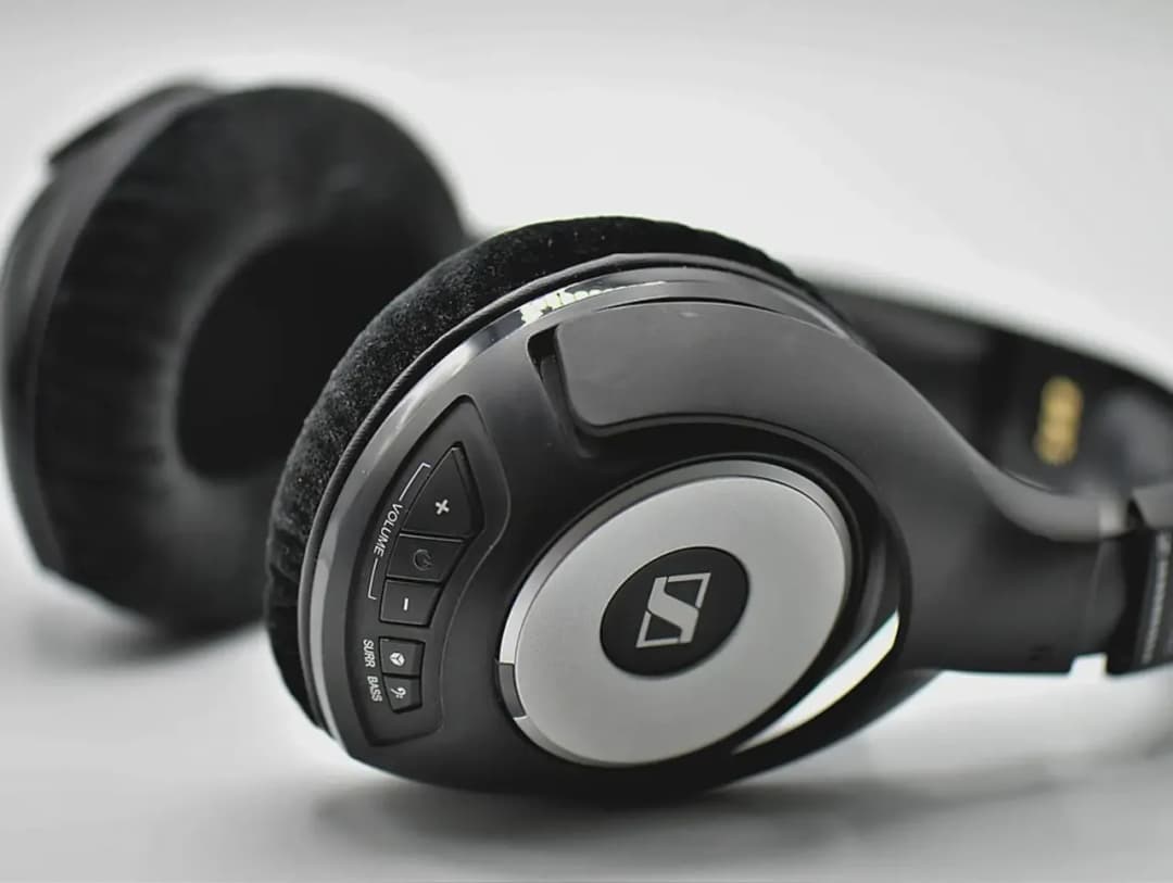 Sennheiser – przegląd słuchawek dousznych i nausznych