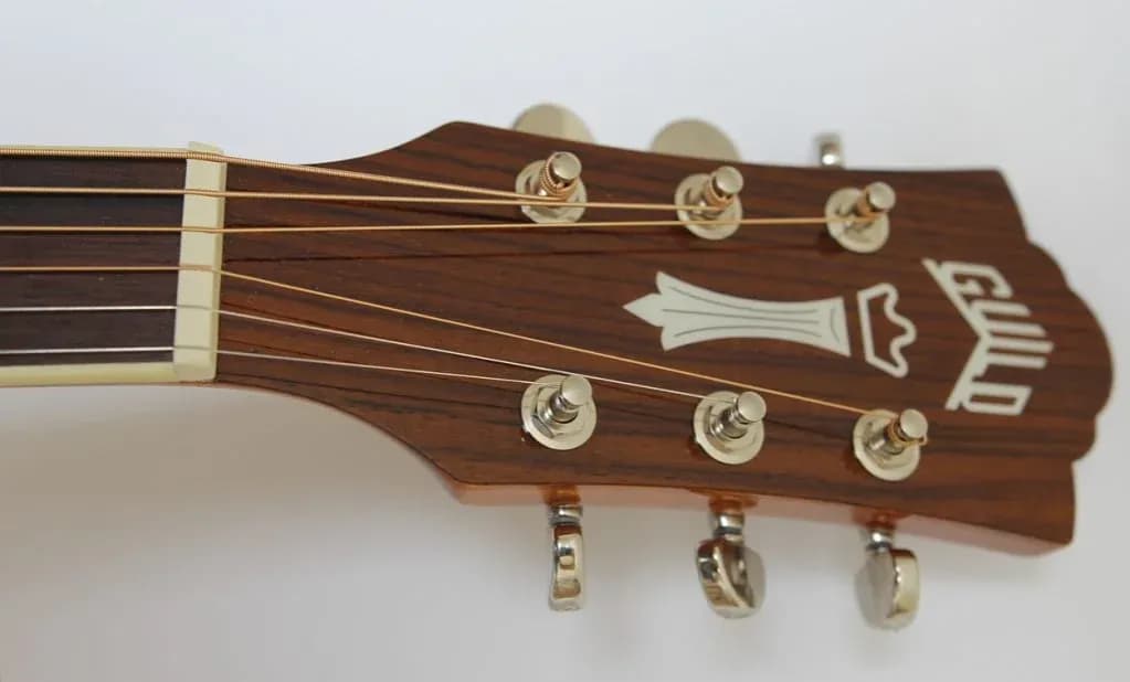 Jak zakładać struny do gitary akustycznej bez błędów i stresu