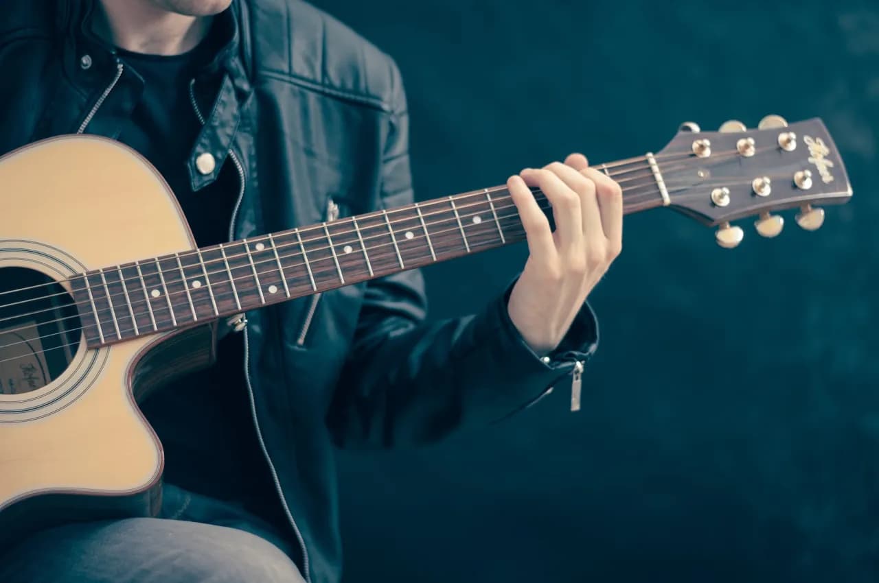 Jak rozciągać palce do gry na gitarze, aby uniknąć kontuzji i poprawić elastyczność