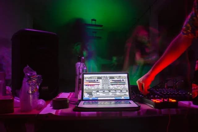 Ile zarabia DJ Hazel? Poznaj zarobki jednego z topowych DJ-ów w Polsce