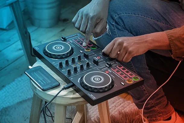 Jak podłączyć sprzęt DJ krok po kroku: prosty poradnik dla początkujących